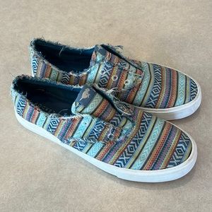 Gently used Rocketdog slip on sneakers. Lightweight size 9 women’s.